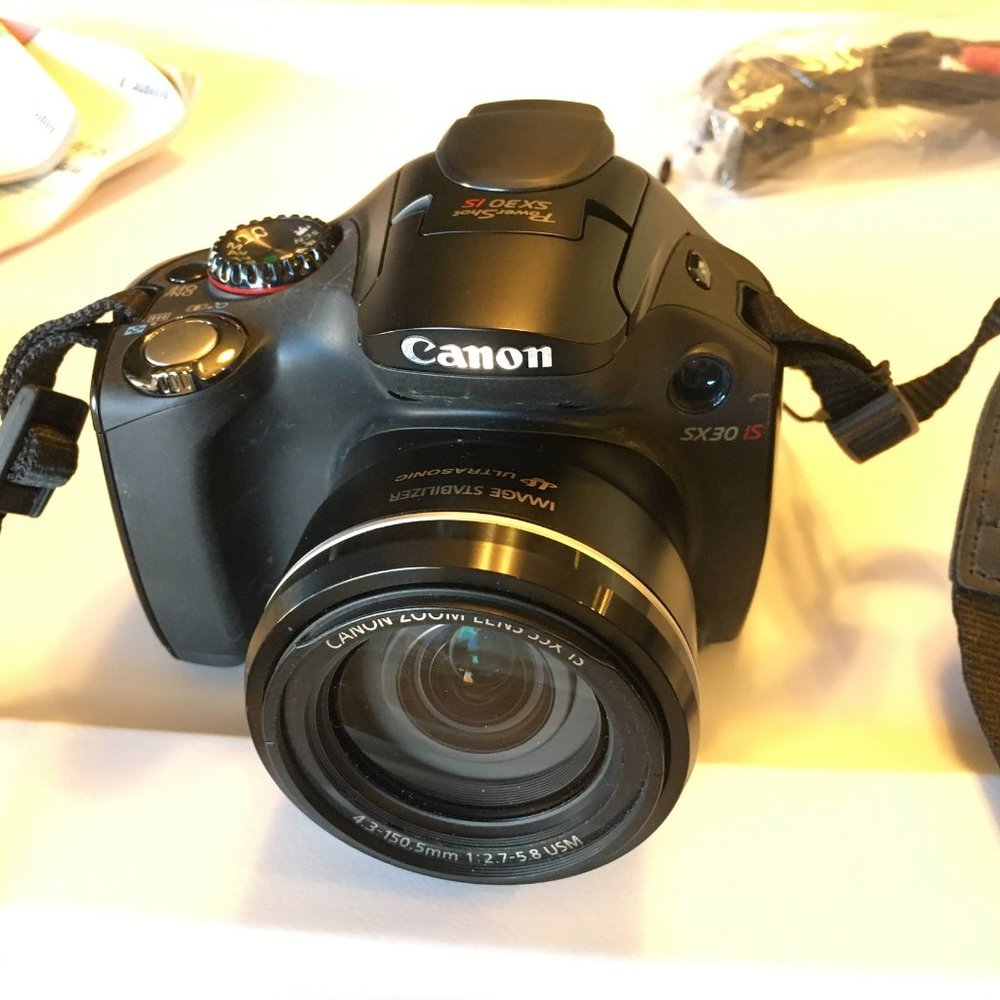 CANON Camera - Picture 2 of 7